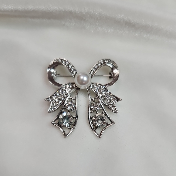 unbranded Jewelry - Silver Tone Clear Rhinestone Bow Brooch Retro Style Pin Rhinestone Sparkling